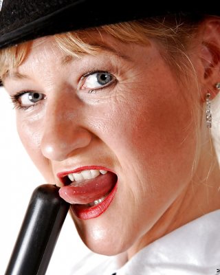 Reife Hottie in Polizeiuniform entblößt sexy Melonen und heiße Möse
 #51531494