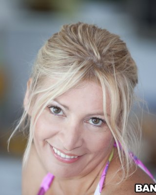 Enorme große Titten von milf ingrid swenson im Bikini wird Sie anmachen
 #50185334