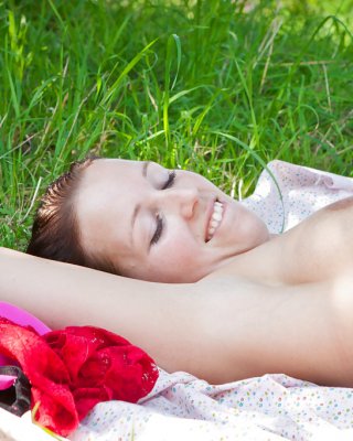 Amateur lesbisches Paar jade s und lena d fingern sich gegenseitig im Freien
 #50781338
