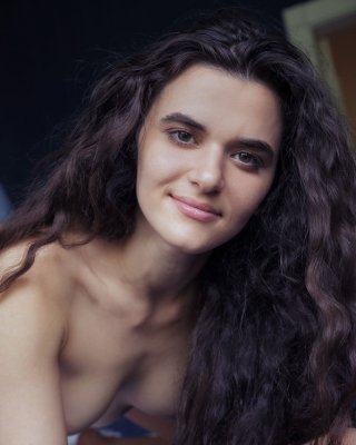 Brünette Babe Alberta L befreit winzige Teenie-Titten und Phat Arsch aus Dessous
 #51661711