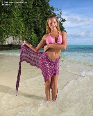 Geile Blondine Bernice im Bikini masturbiert feuchte Muschi mit Dildo am Strand
 #50149091