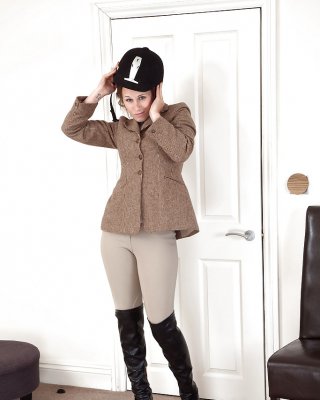 Bekleidete ältere Frau in Reitstiefeln und Outfit entblößt haarige Achselhöhlen und Busch
 #51298557