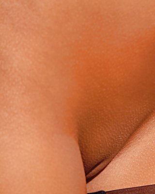 Vollbusige Babe Rebecca Carter posiert oben ohne und zieht ihr Höschen aus
 #50285189