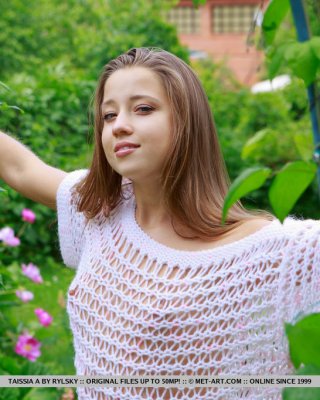 Hübsch faced teen taissia ein flashing winzig brüste outdoors in die garten
 #55683834