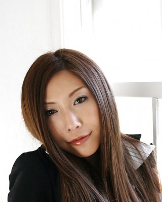 ジーンズを履いた優雅なアジア人女性、鳴海セイラがゆっくりと裸になる
 #51412258