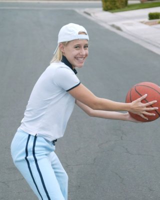 Süße Amanda spielt mit einem Basketball
 #73858805