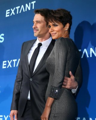 Extant Porn - Halle Berry showing cleavage at the Extant premiere in LA Porn Pictures,  XXX Photos, Sex Images #3232368 - PICTOA