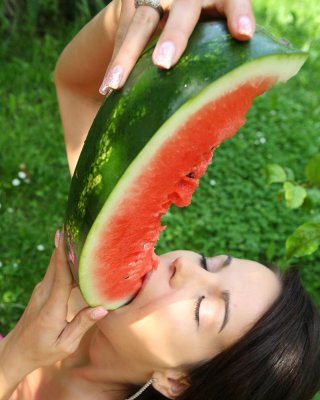 Kleines Teenie-Mädchen im Freien
 #75606693