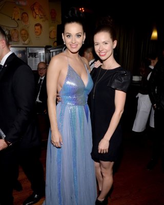 ケイティ・ペリー、ユニバーサル・ミュージック・グループでローカットのベアバック・ブルーのドレスを着てブラジャーなし。
 #75206098