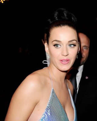 ケイティ・ペリー、ユニバーサル・ミュージック・グループでローカットのベアバック・ブルーのドレスを着てブラジャーなし。
 #75206106