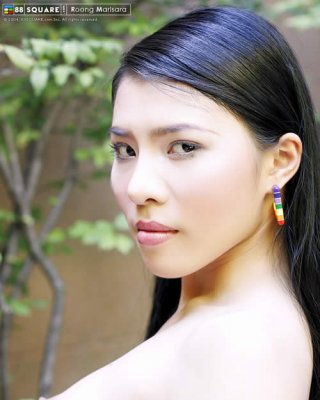 Schönes asiatisches Modell mit engem Körper
 #70026631