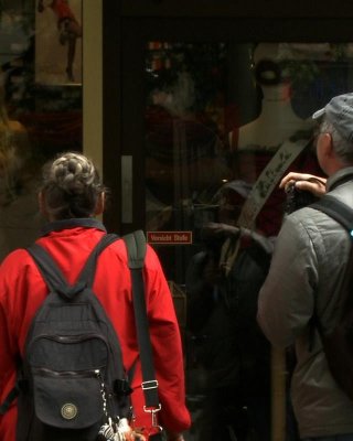 Babe wird gestrippt, gefesselt und gefickt im Freien an öffentlichen Orten
 #68738977