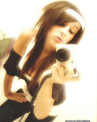 Busty emo cutie neckt ihren Freund beim Camwhoring
 #75698356