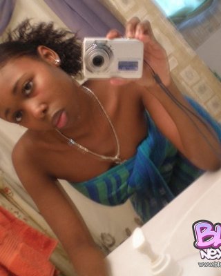 Schönes Teenie vor dem Spiegel
 #67189802