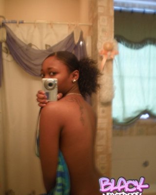 Schönes Teenie vor dem Spiegel
 #67189811