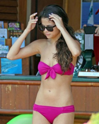 Selena gomez zeigt ihren sexy Bikinikörper und macht Liebe mit ihrem Freund am Strand
 #75302787