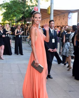 Heidi Klum Braless Showing Cleavage And Sideboob At The 2014 CFDA Fashion Awards