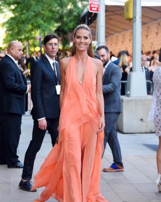 Heidi Klum Braless Showing Cleavage And Sideboob At The 2014 CFDA Fashion Awards