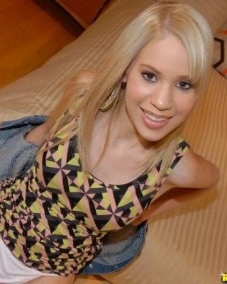 Sexy Latina Mae Olsen bekommt warmes Sperma in ihr hübsches Gesicht gespritzt
 #70881059