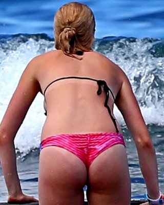 Ireland baldwin im Bikini beim Paddel-Surfen am hawaiianischen Strand
 #75230917