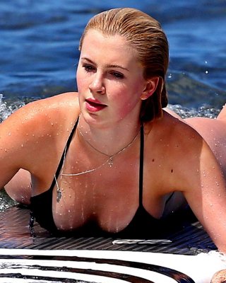 Ireland baldwin im Bikini beim Paddel-Surfen am hawaiianischen Strand
 #75230993