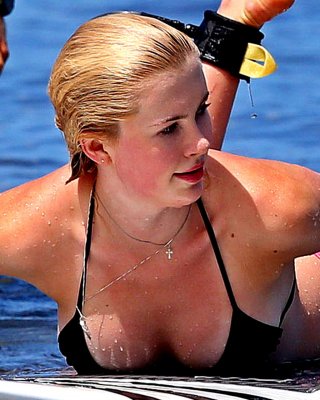 Ireland baldwin im Bikini beim Paddel-Surfen am hawaiianischen Strand
 #75231018