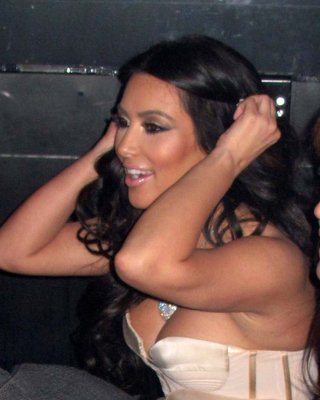 Kim Kardashian zeigt großen Ausschnitt in engem Kleid Paparazzi Bilder und Exposi
 #75317351