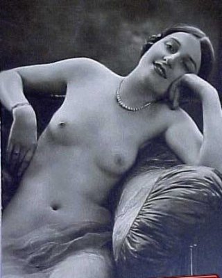 Burlesque Damen aus den dreißiger Jahren gehen völlig nackt im Freien
 #78481679