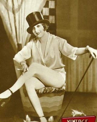 Burlesque Damen aus den dreißiger Jahren gehen völlig nackt im Freien
 #78481682