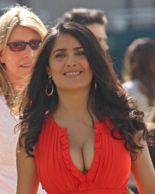 Promi salma hayek zeigt ihren sehr sexy Körper und ihre schönen Titten
 #75400205