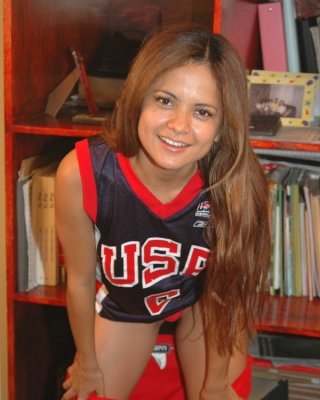 Bella zeigt ihre Unterstützung für die USA, indem sie oben ohne ist
 #67832002