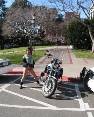 Berkeley Babe benimmt sich schlecht blinkt Titten Arsch n Muschi auf dem Campus
 #78921760