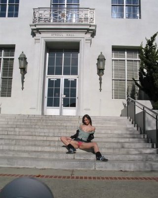 Berkeley Babe benimmt sich schlecht blinkt Titten Arsch n Muschi auf dem Campus
 #78921765