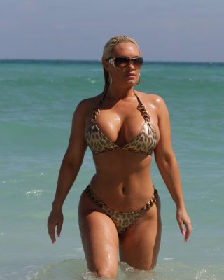 Nicole Coco Austin trägt Leopardenmuster-Bikini am Strand von Miami
 #75283386