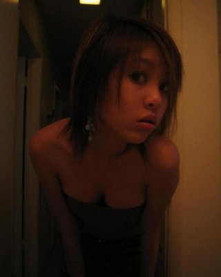 Sexy asiatische Babe gibt Blowjob auf Sofa mit Gesicht cumshot
 #69872473