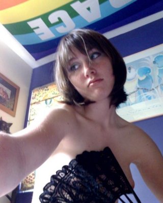 Babe blinkt ihre frechen Brüste beim Selfie-Shooting
 #75702438
