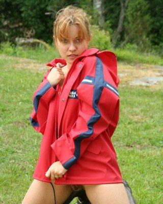 Sexy Amateur-Modell in Gummistiefeln und Regenmantel im Freien
 #73248226