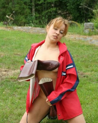 Sexy Amateur-Modell in Gummistiefeln und Regenmantel im Freien
 #73248271