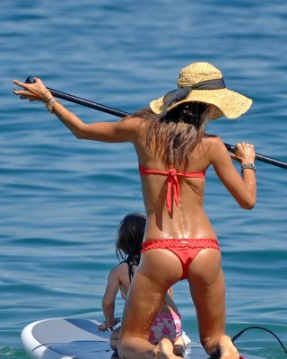 Alessandra Ambrosio zeigt ihren Bikini-Körper am Strand von Hawaii
 #75188209