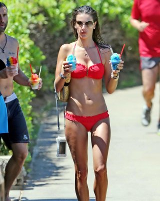 Alessandra Ambrosio zeigt ihren Bikini-Körper am Strand von Hawaii
 #75188311