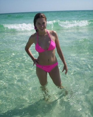 Gallery of a redheaded babe posing in her sexy bikini #76127473