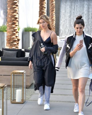 Hailey Baldwin Busty In A Tiny Black Belly Top Outdoor