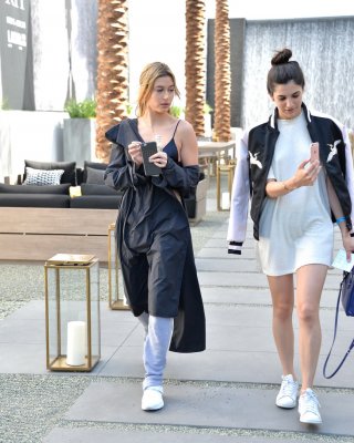 Hailey Baldwin Busty In A Tiny Black Belly Top Outdoor