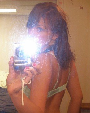 Heiße nackte Babes machen guten Gebrauch von ihren Kamera-Handys
 #77135586