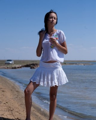 Sexy Brünette Teen posiert unten ohne am Strand
 #68235291