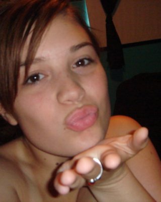 Junges Teenager-Paar nackt im Bett ficken und masturbieren sich gegenseitig
 #75836636