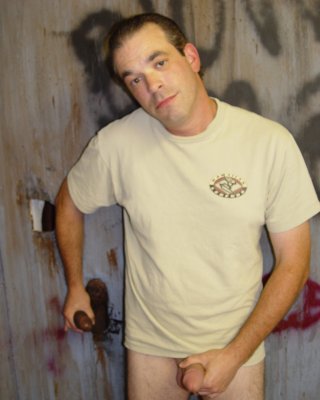 Geiler Kerl saugt starken Schwanz in schwuler Gloryhole-Action
 #76962196