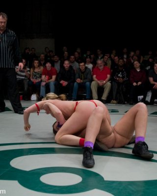 Non-scripted nackt tag team wrestling vor einer Menge
 #72156866
