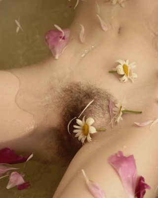 Blonde Babe mit schönen Titten und haarige Muschi in Wanne von Blumen
 #72778449