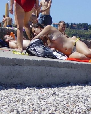 Spionage-Bilder am Strand
 #70977245